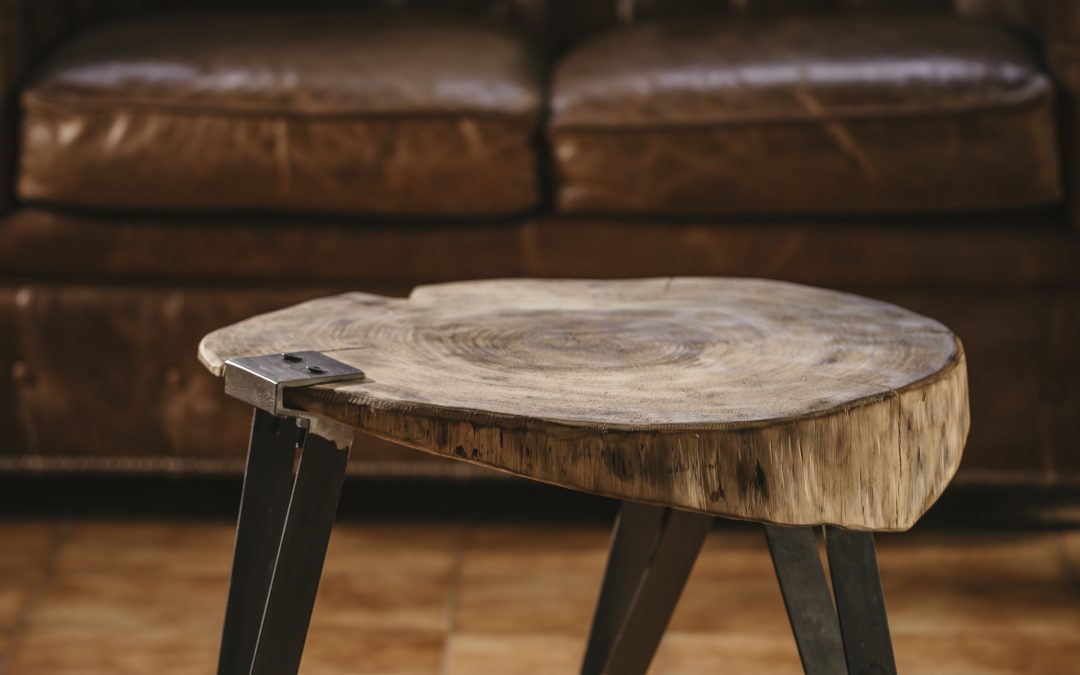 Mesa de centro artesanal de madera con patas metálicas