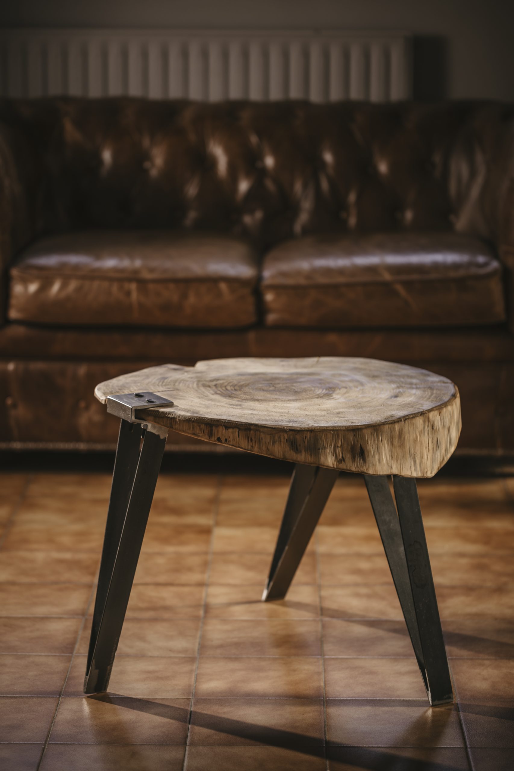Mesita de cafe artesanal de madera y metal. Mesita de café artesanal de madera con patas metálicas