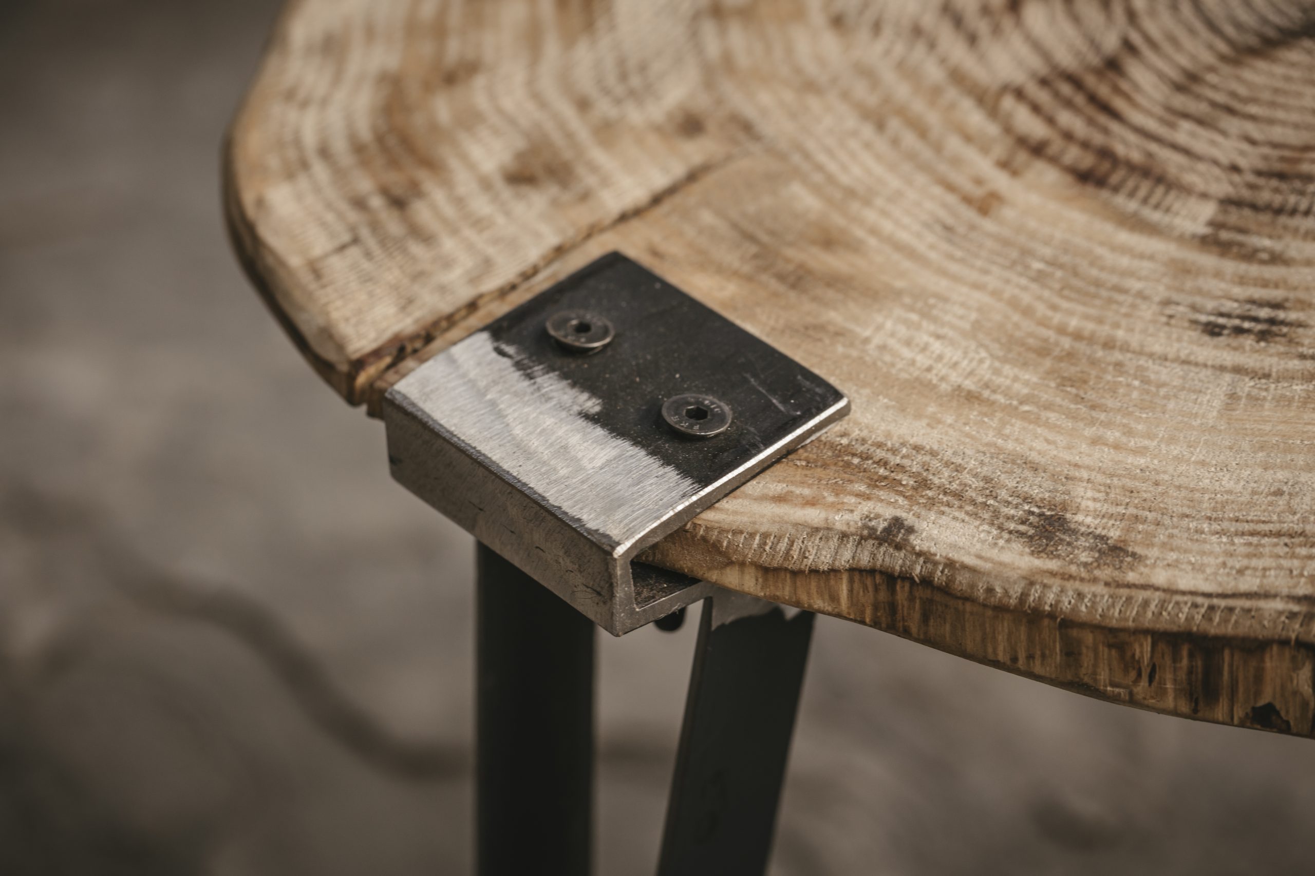 detalles Mesita de café artesanal de madera con patas metálicas Detalles de mesita de café artesanal de madera con patas metálicas