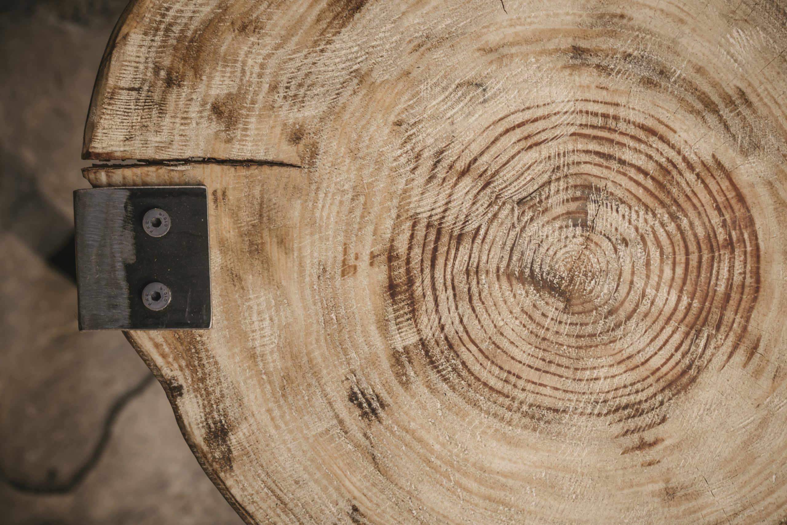 Mesita de café artesanal de madera con patas metálicas desde arriba Mesita de café artesanal de madera con patas metálicas desde arriba.