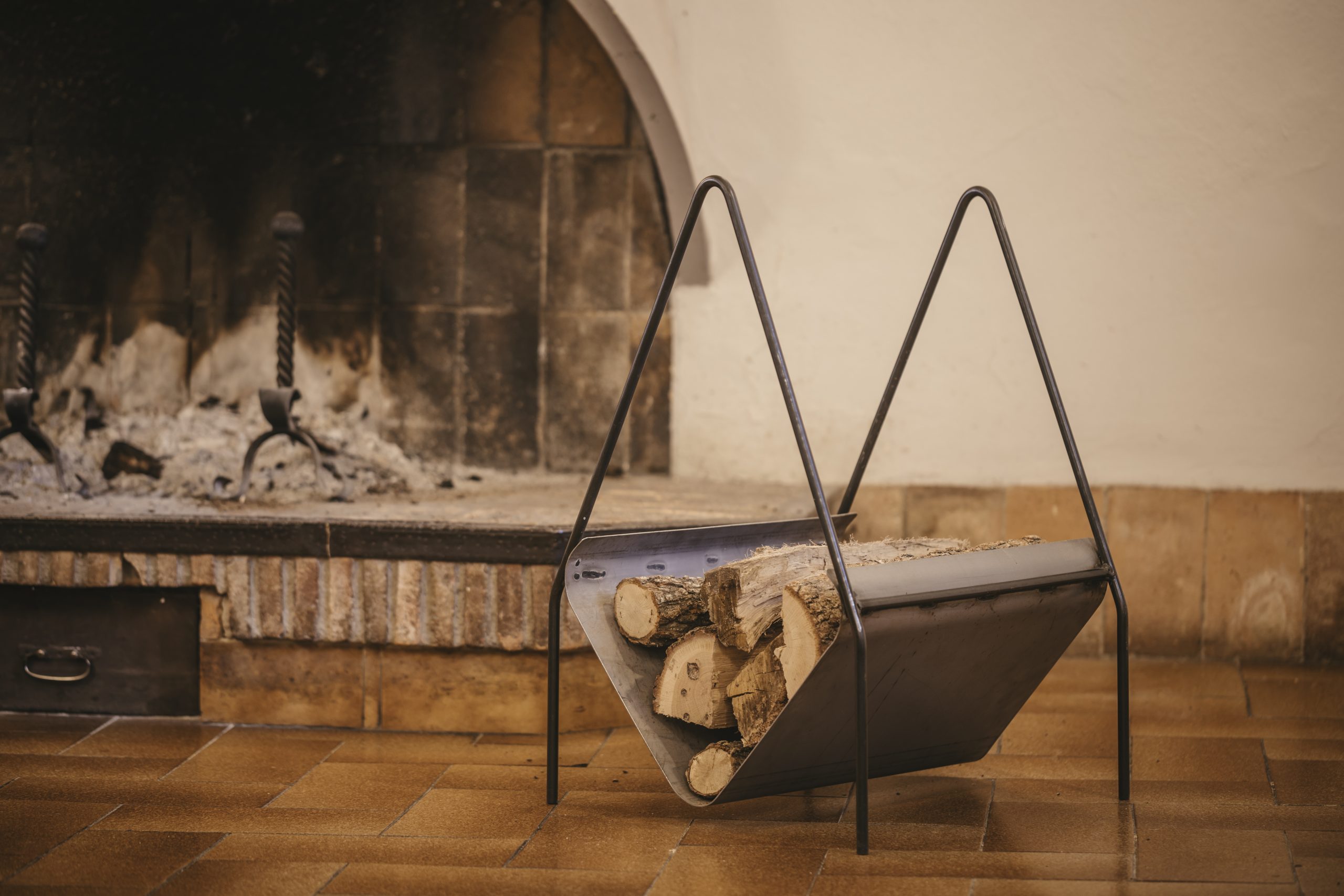 Leñero artesanal de metal.