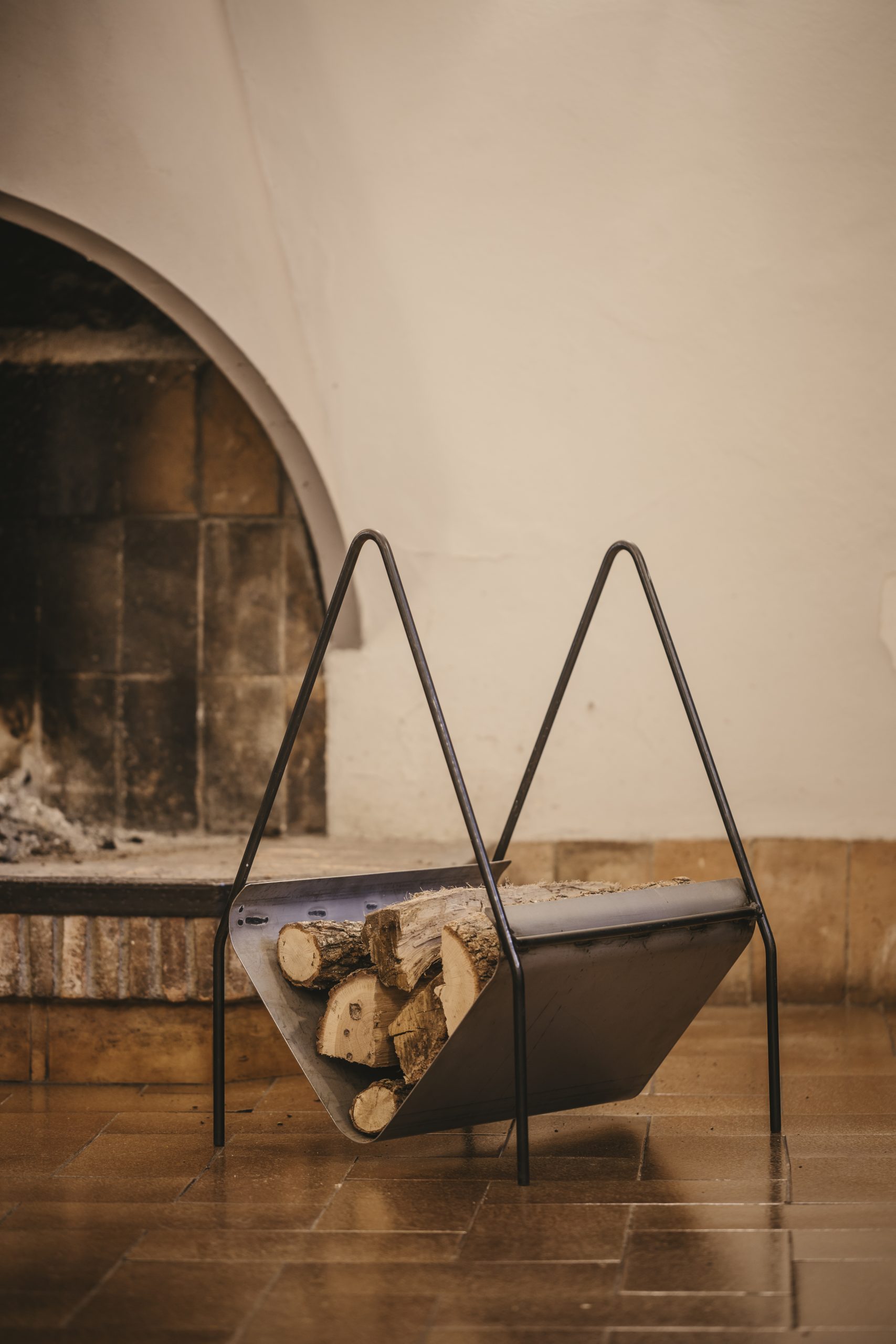 Leñero artesanal de metal.
