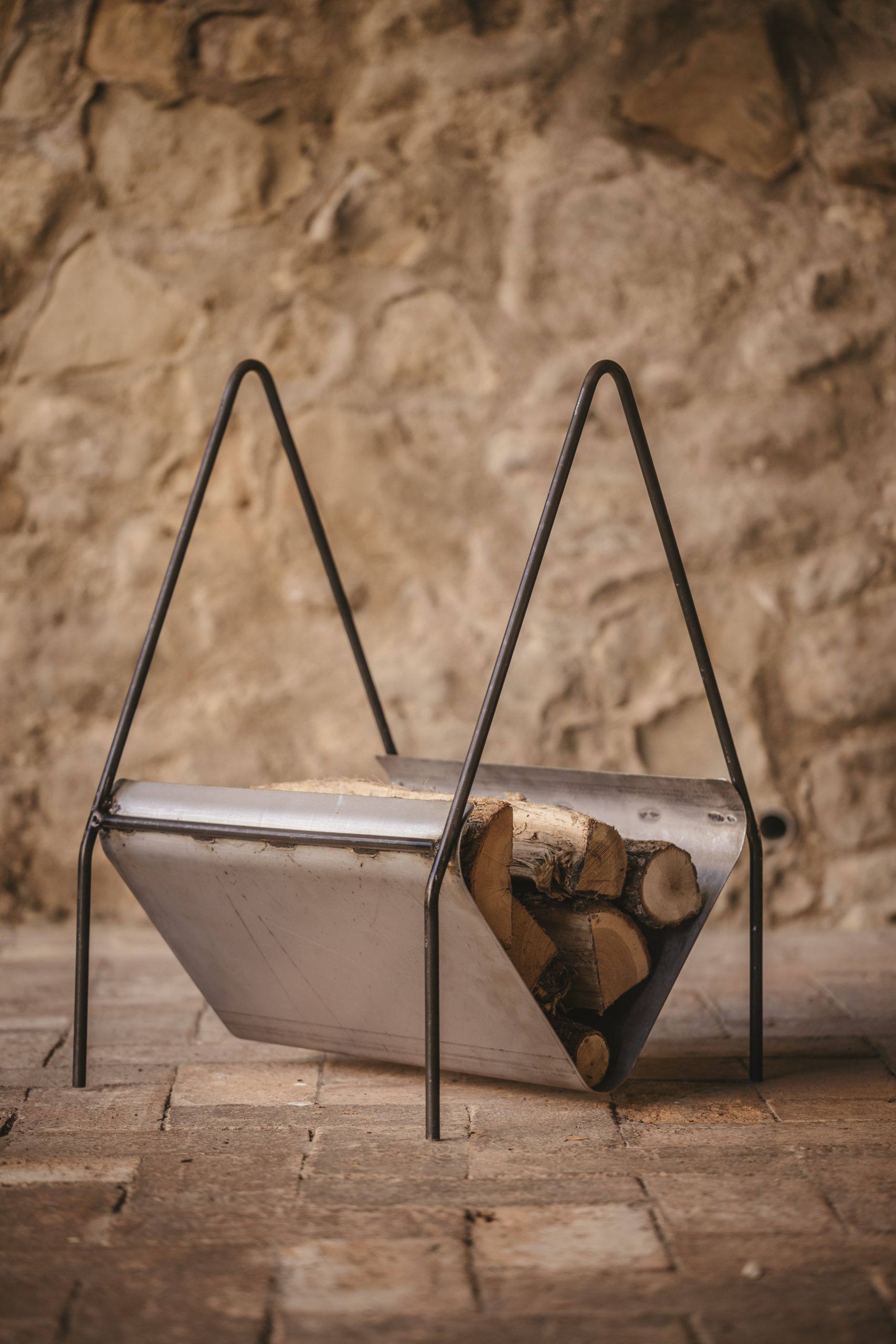 Leñero artesanal de metal.