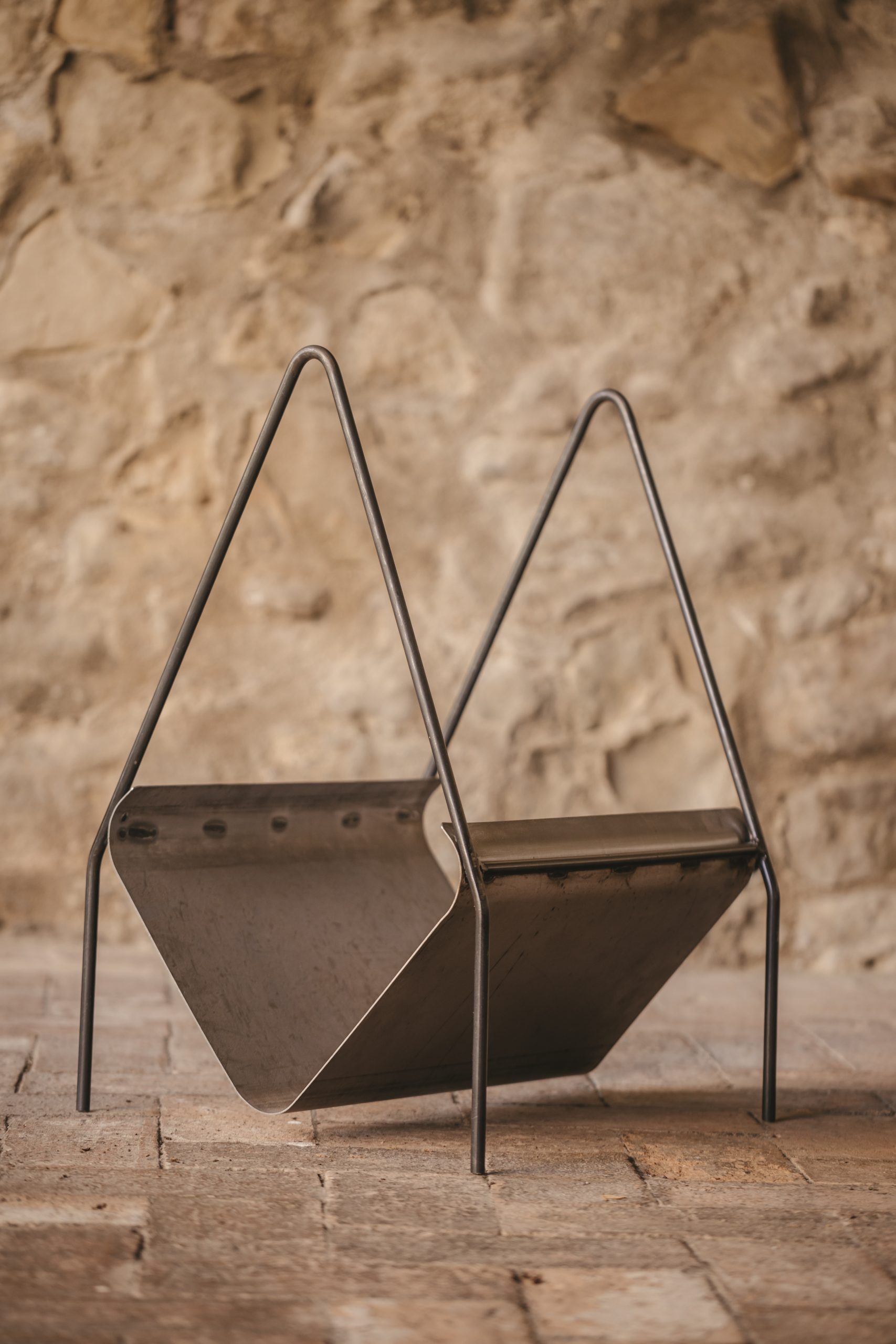 Leñero artesanal de metal.