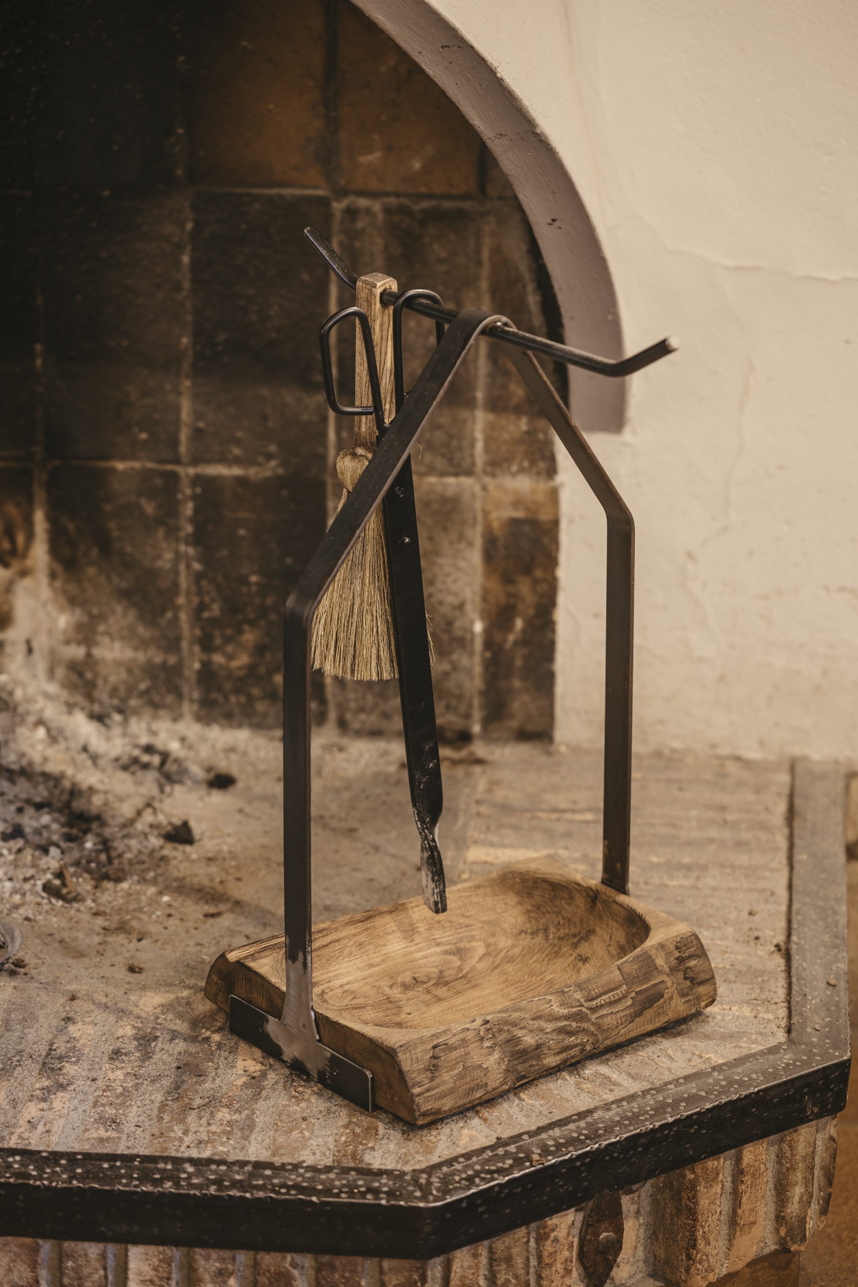 Accesorio para chimenea artesanal de metal y madera