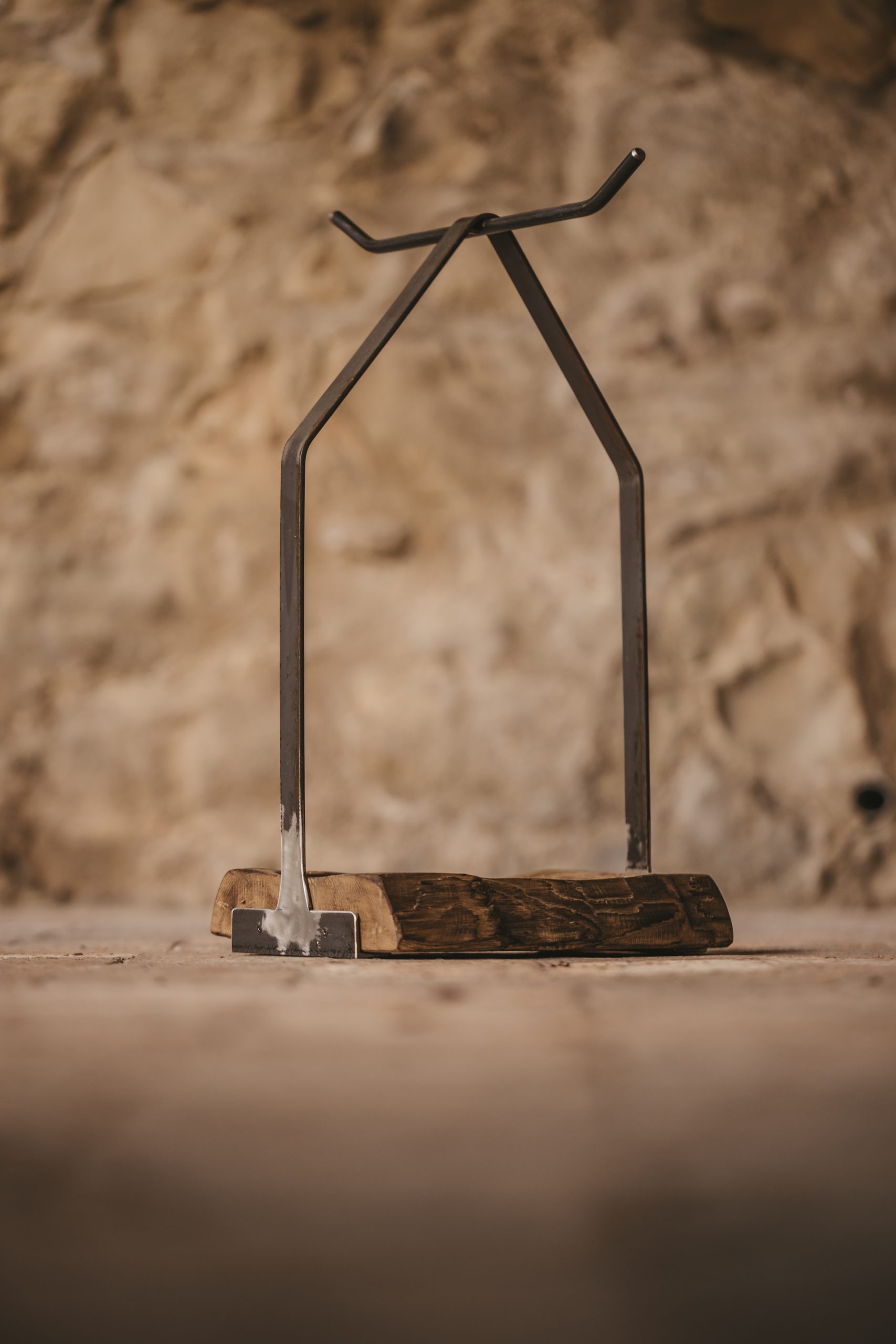 Accesorio para chimenea artesanal de metal y madera