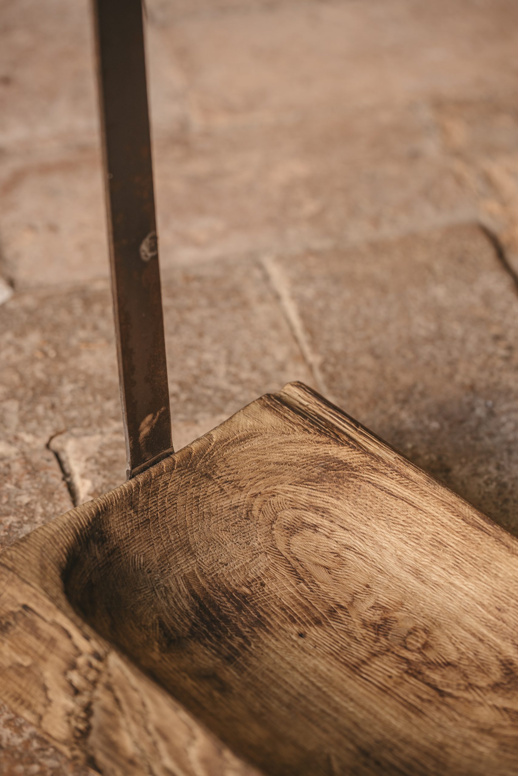 Accesorio para chimenea artesanal de metal y madera