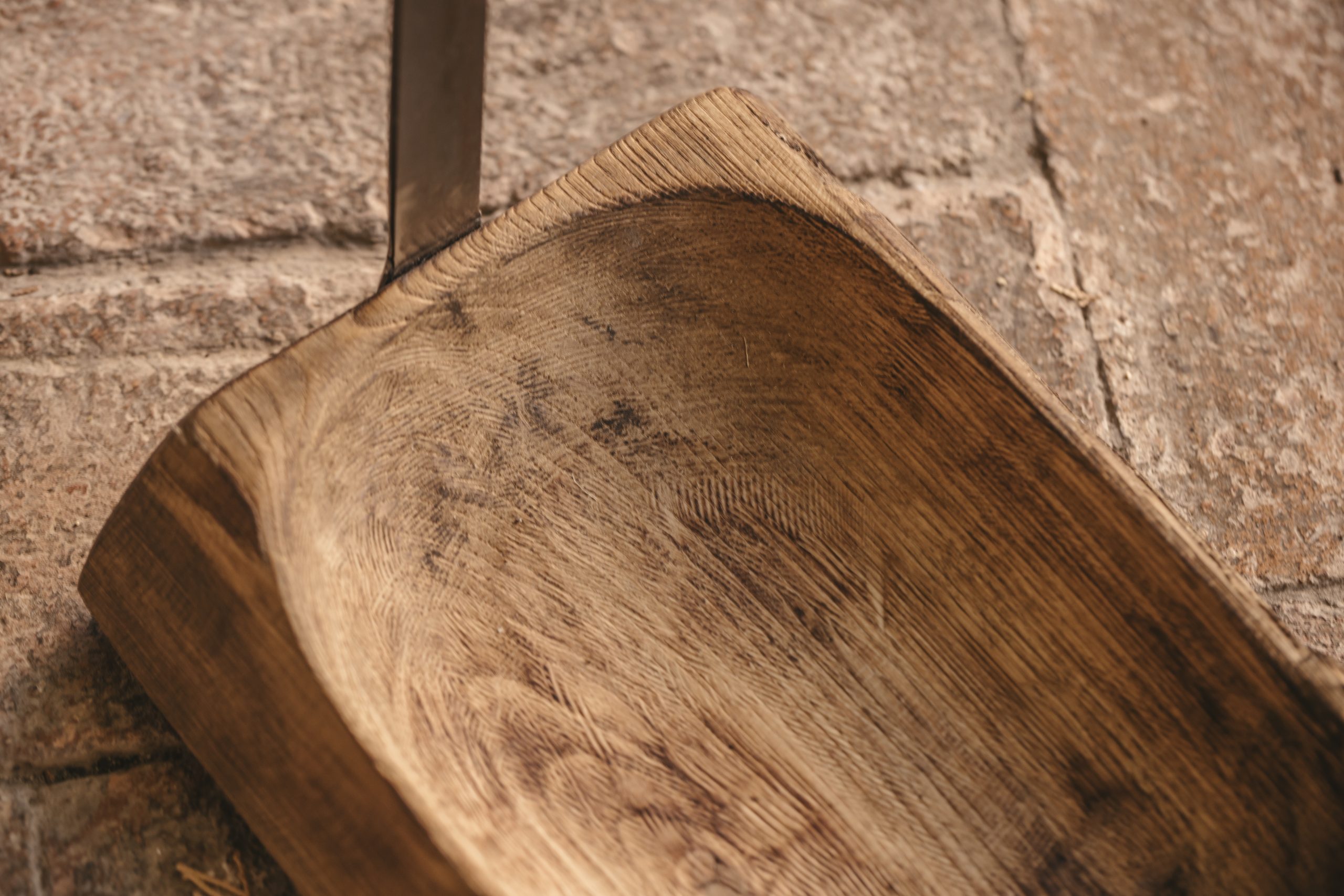 Accesorio para chimenea artesanal de metal y madera