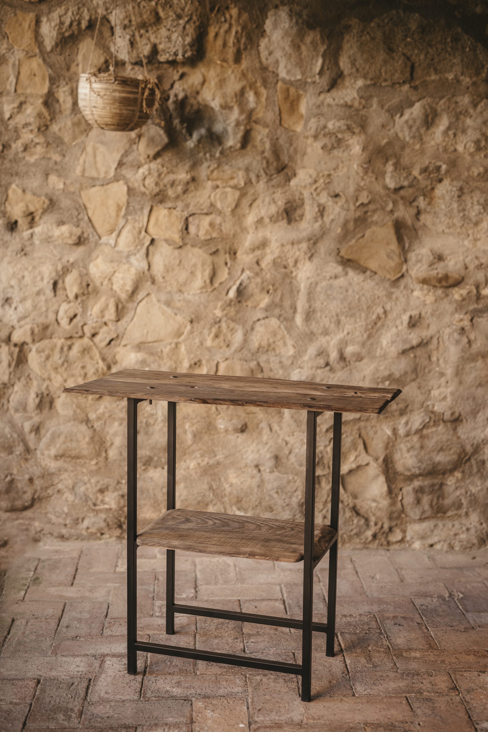 Banco artesanal de metal y madera