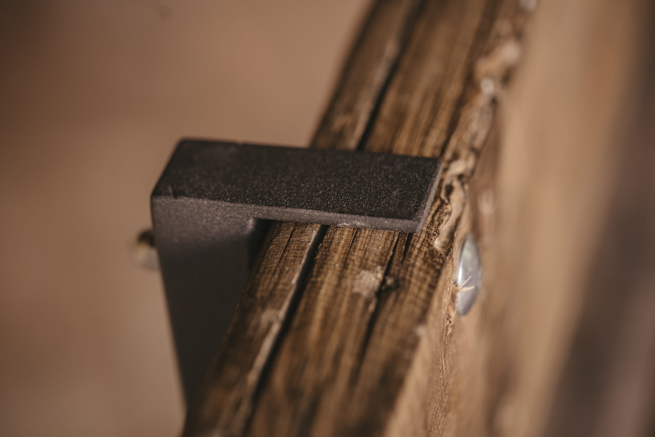 Banco de exterior artesanal de madera y metal.