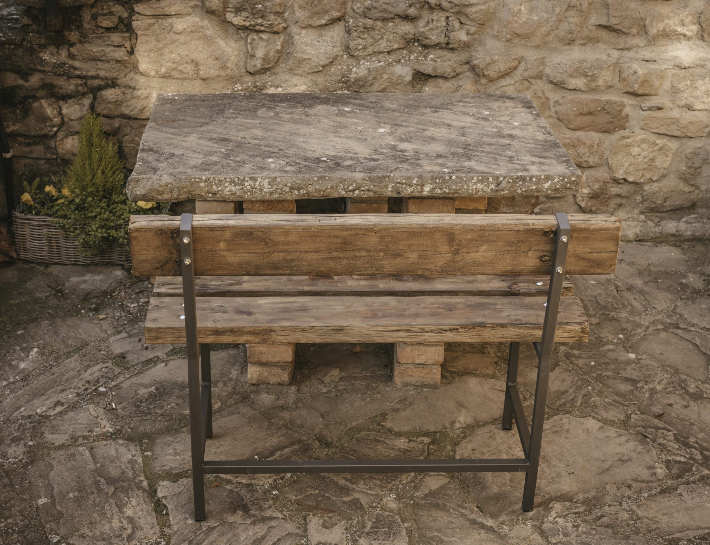 Banco de exterior artesanal de madera y metal.