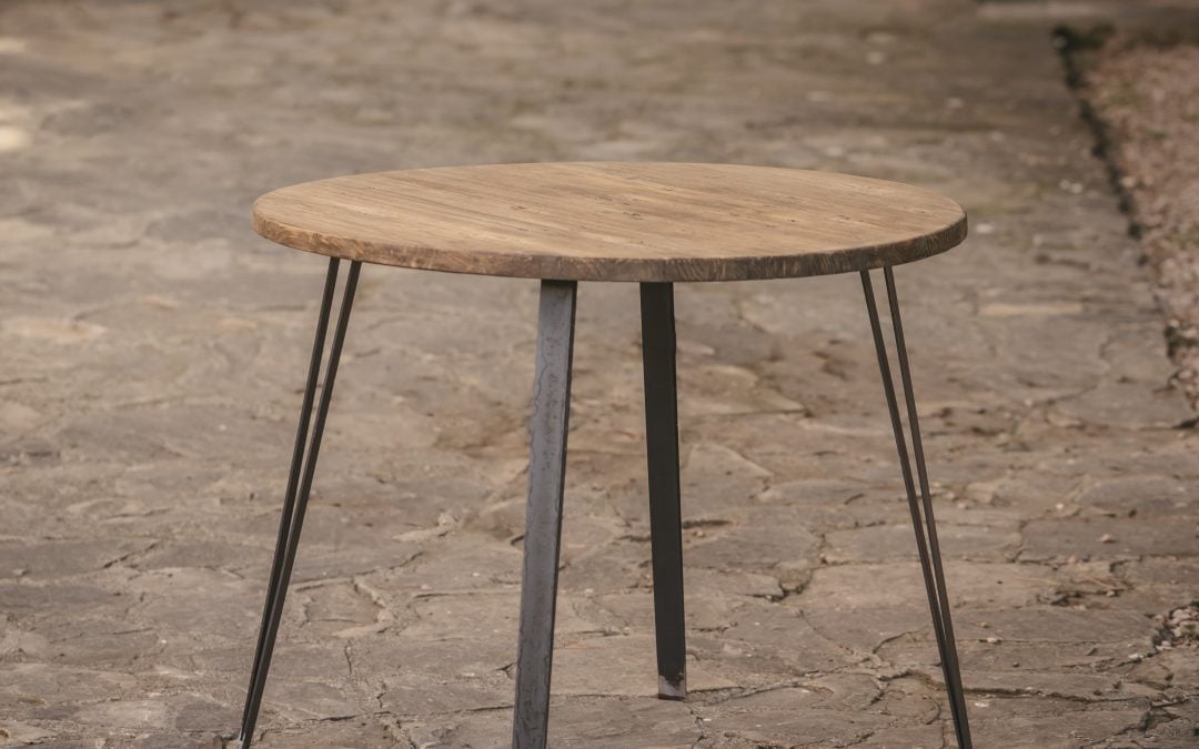 Mesa pequeña artesanal de madera y metal.