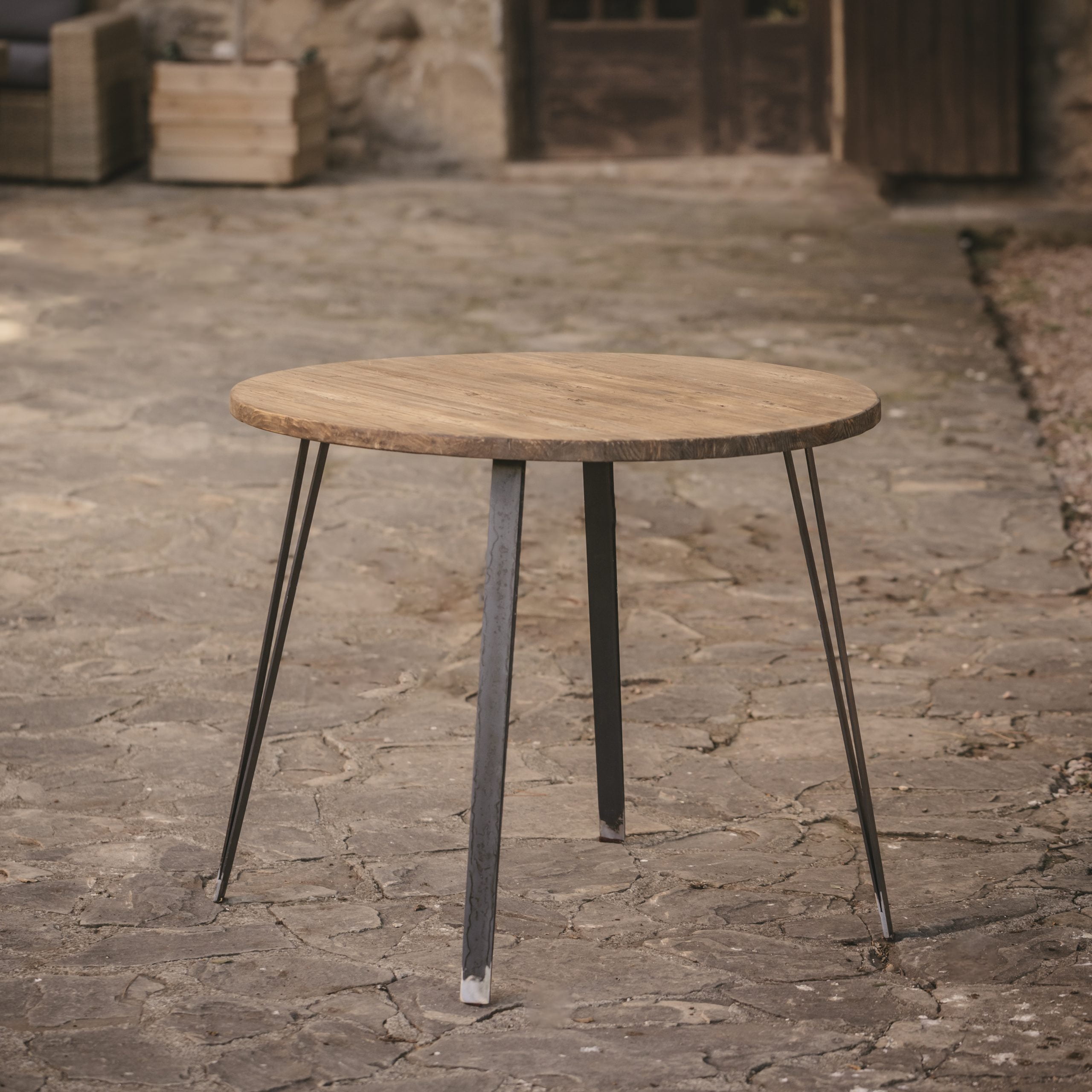 Mesa pequeña artesanal de madera y metal.