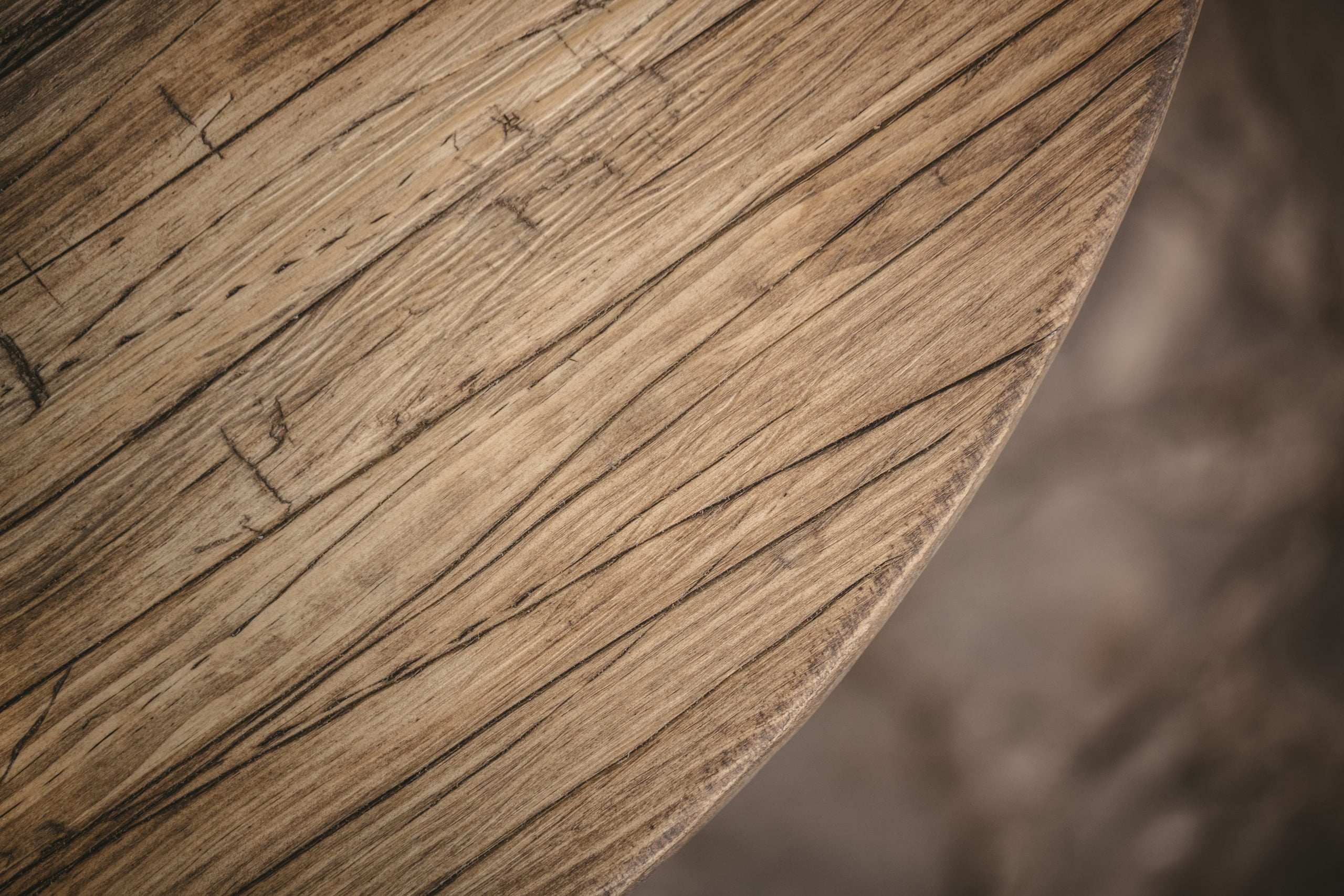 Mesa pequeña de madera y metal.