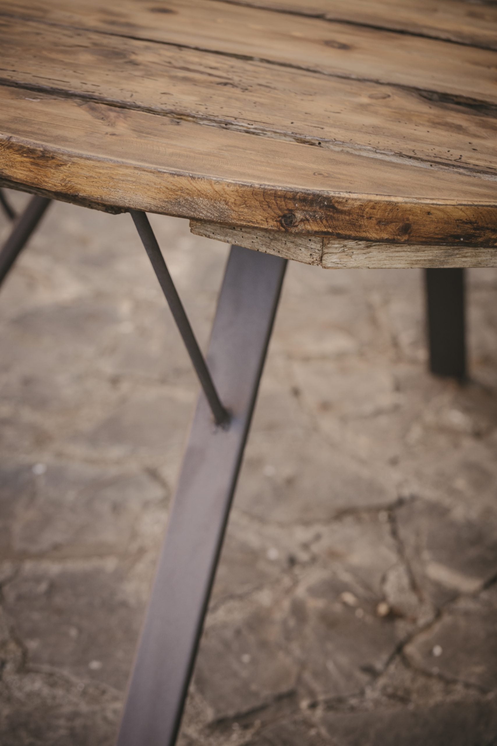 Mesa artesanal de madera y metal.