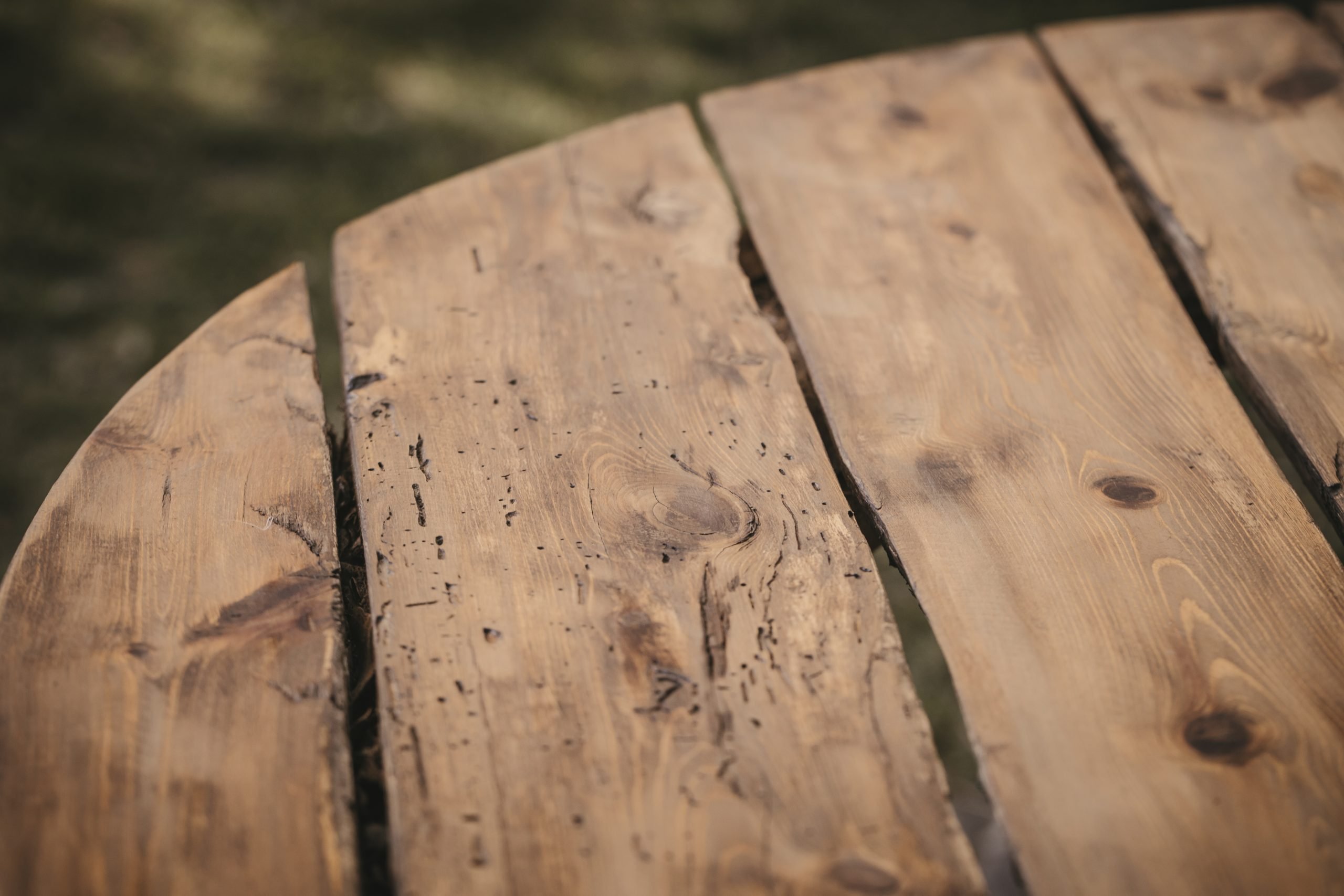 Mesa artesanal de madera y metal