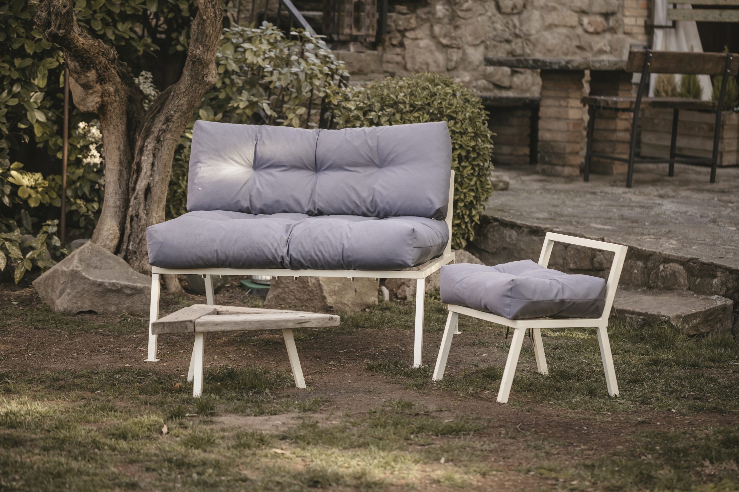 Sofa de exterior artesanal de madera.