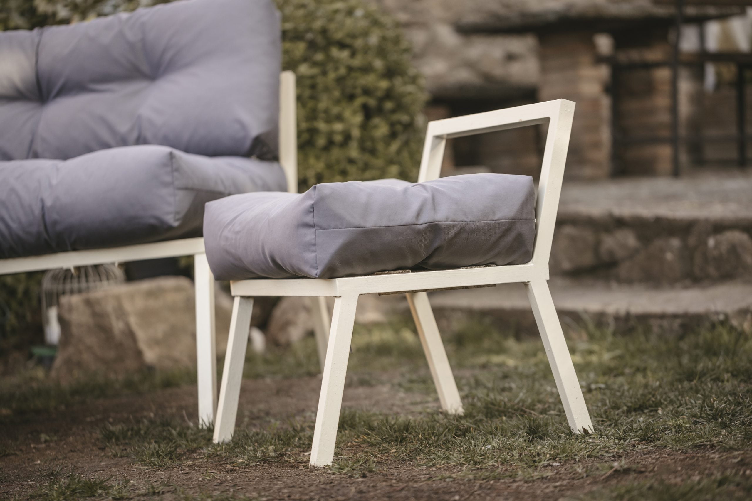 Silla de exterior artesanal de madera.