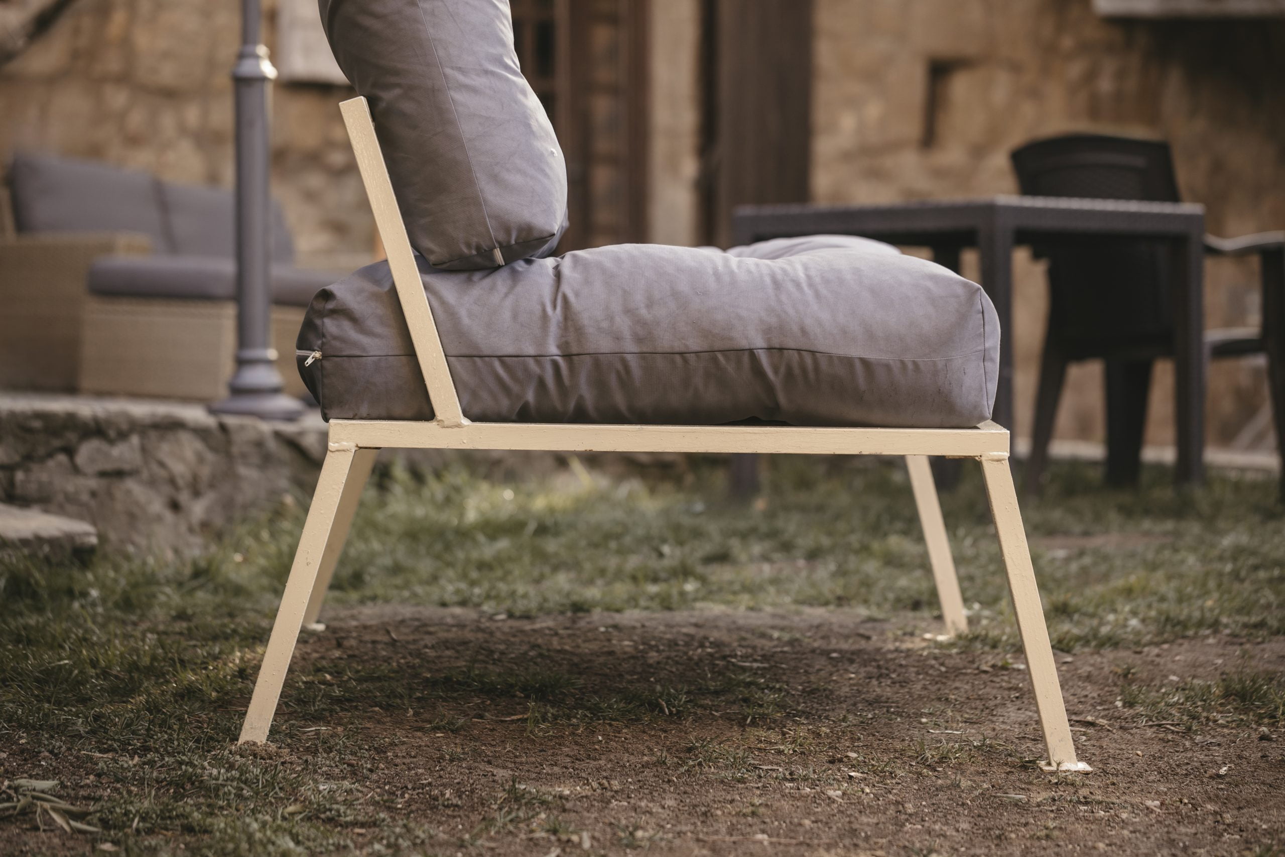 Sofa de exterior artesanal de madera.