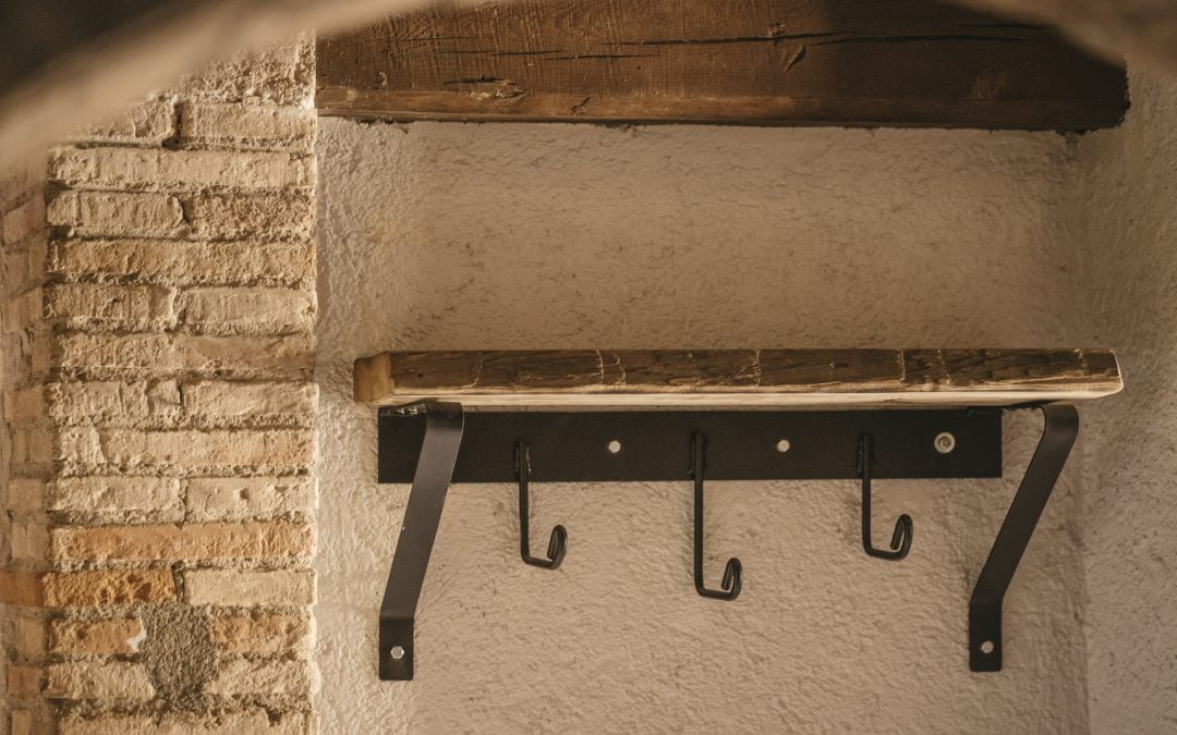 Colgador de madera y metal.