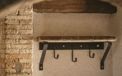 Percheros de acero y madera