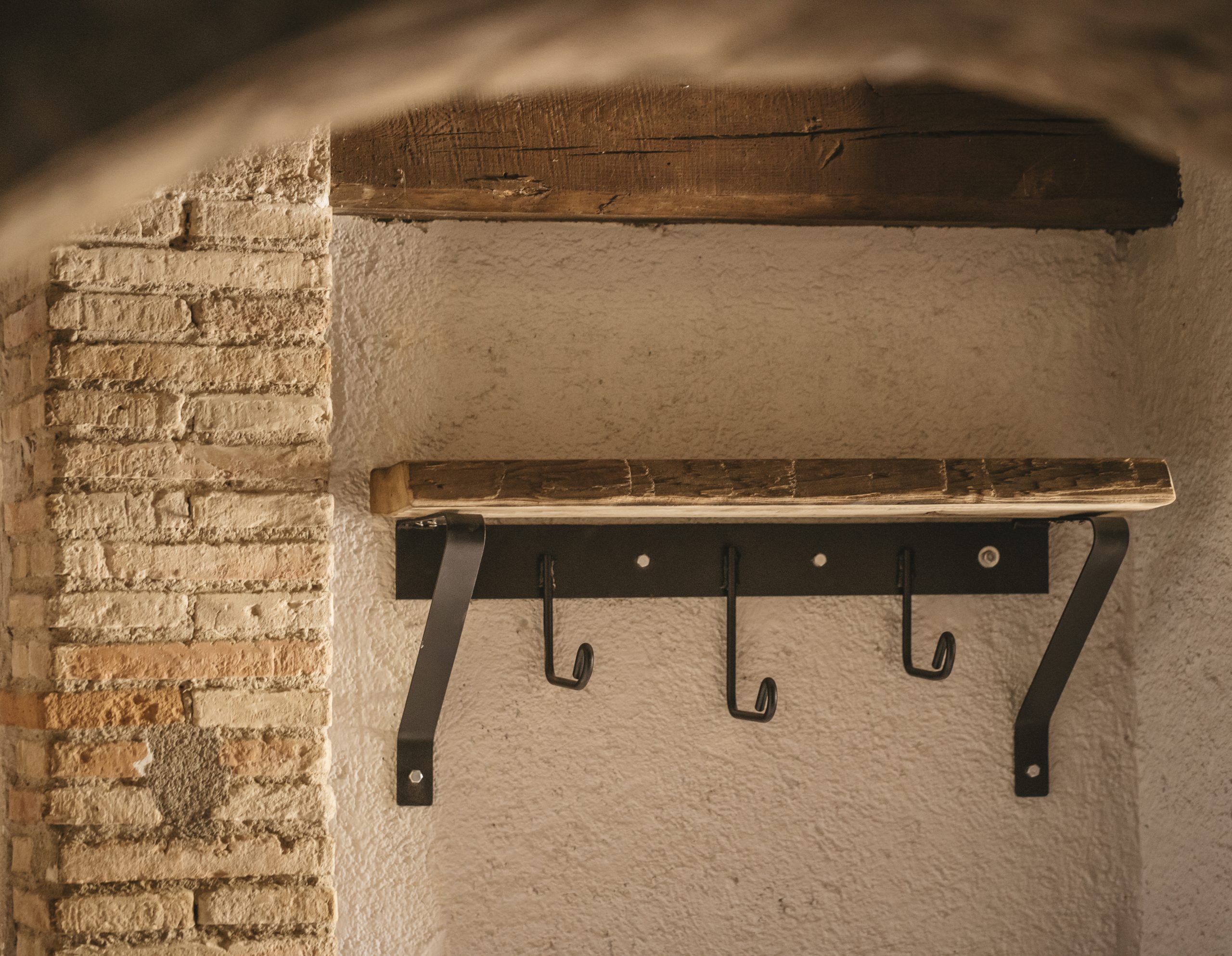 Colgador de madera y metal.