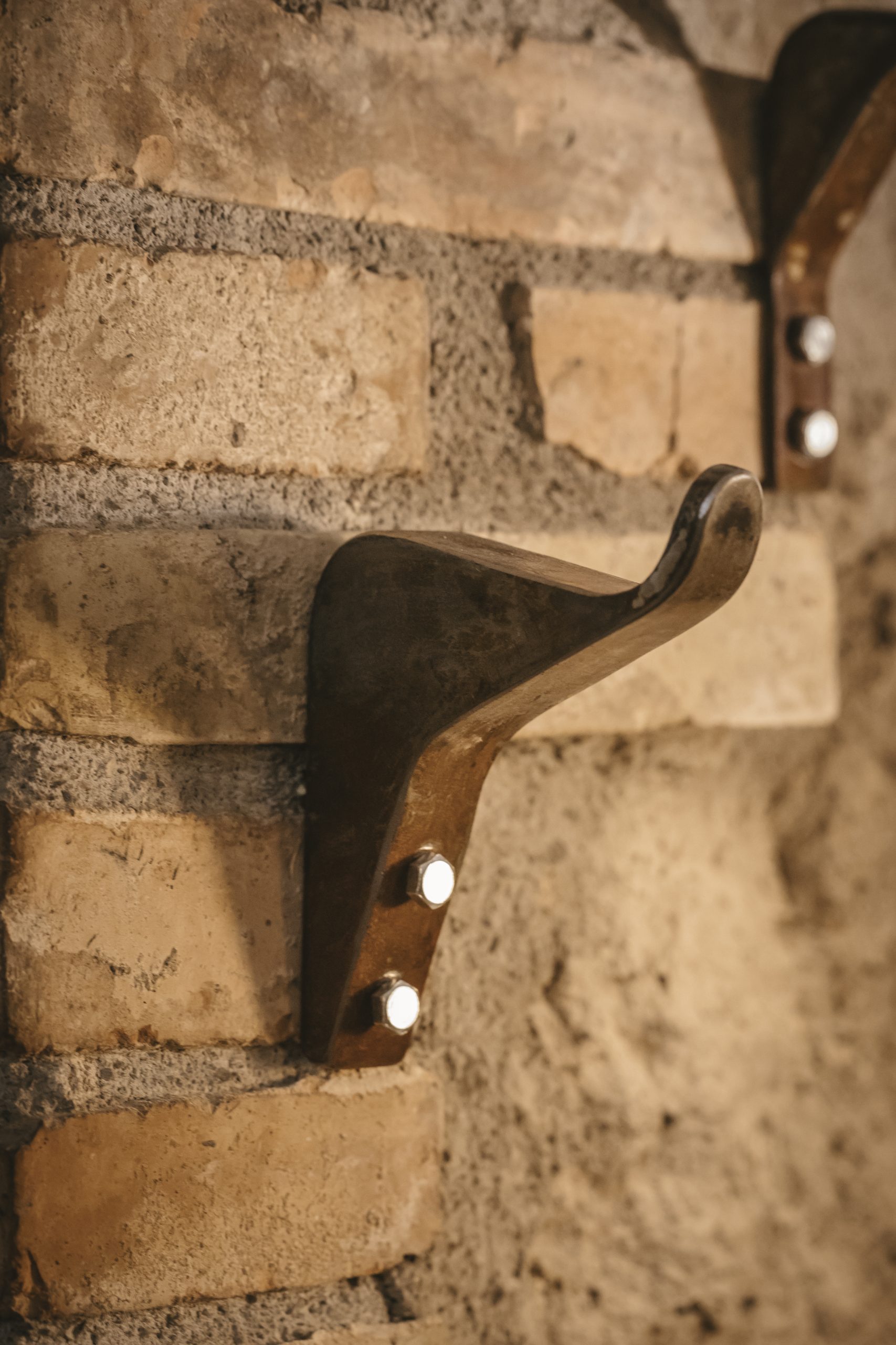 Colgador de madera y metal.