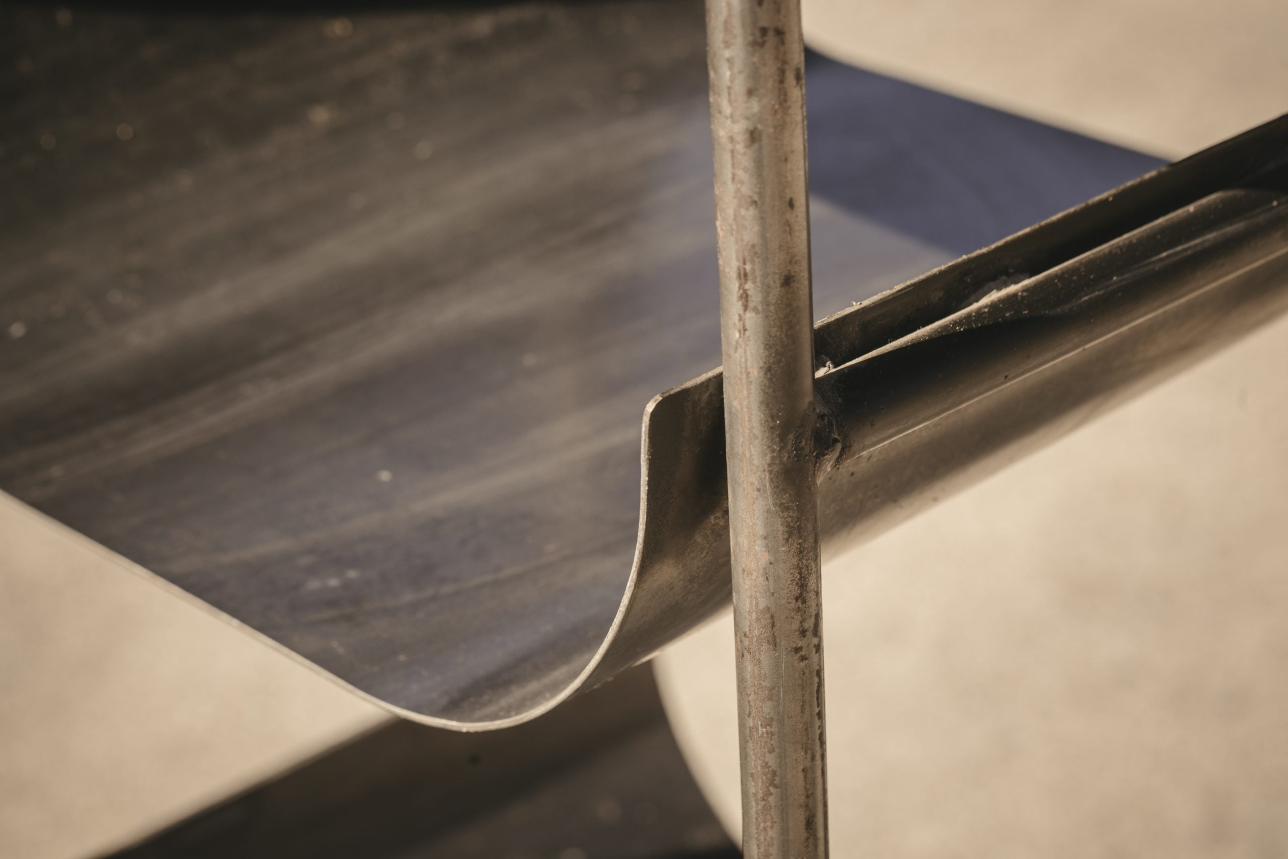 Leñero artesanal de metal.