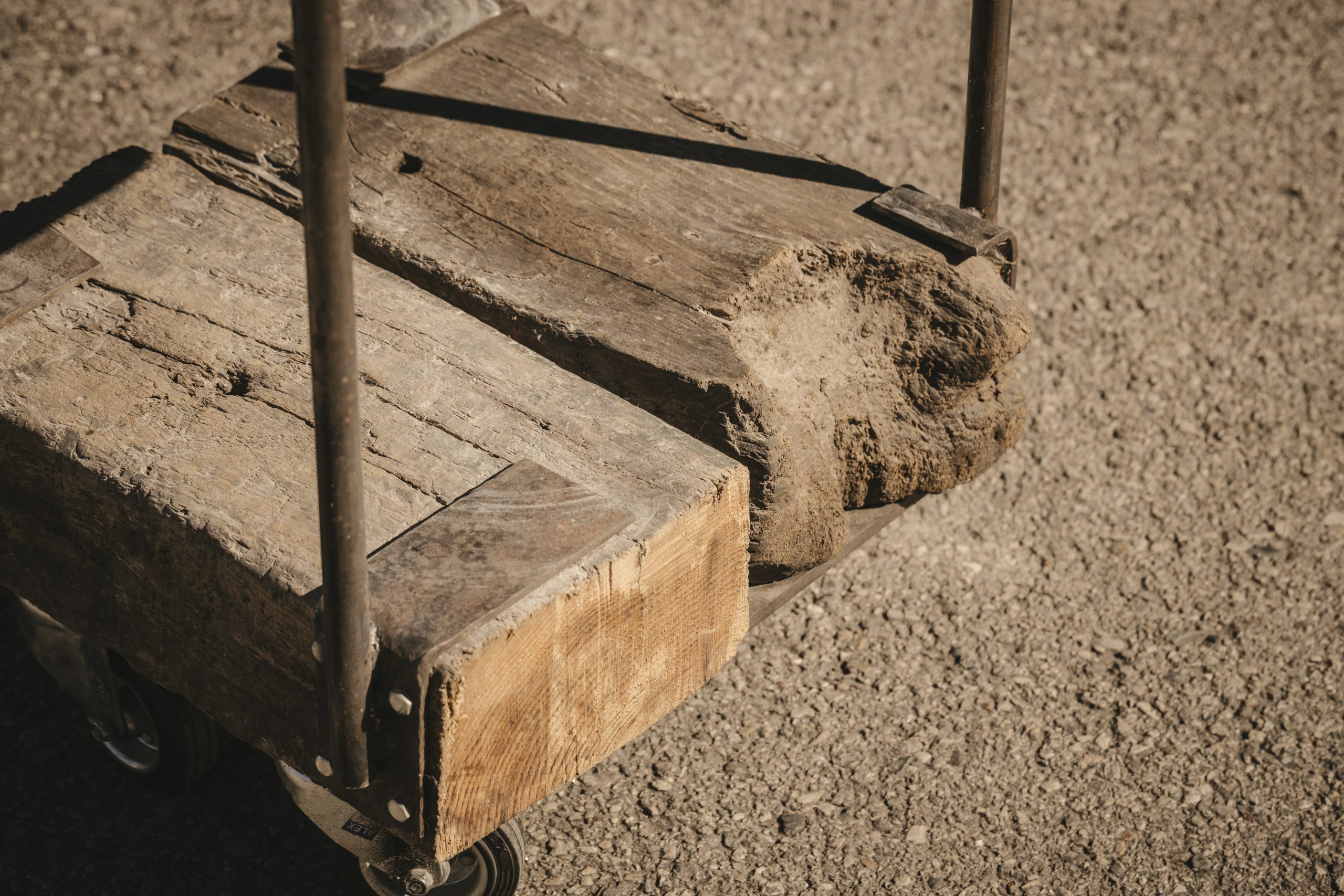 Leñero artesanal de madera y metal.