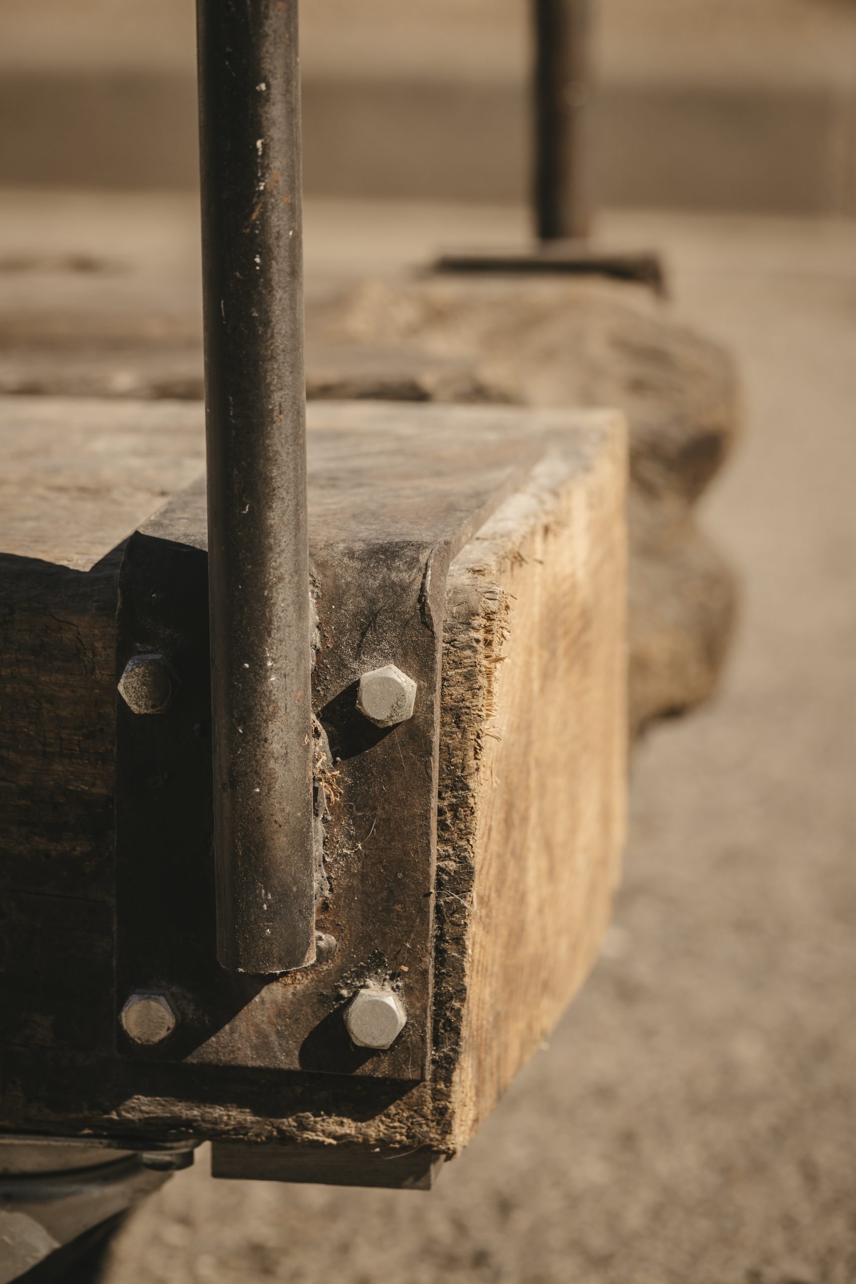 Leñero artesanal de madera y metal.