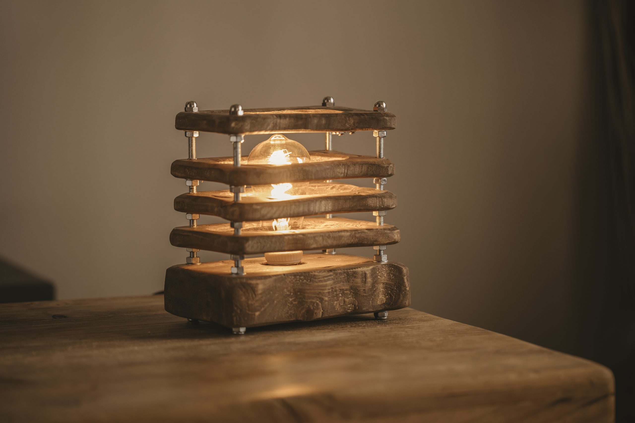 Luces artesanales de metal y madera.