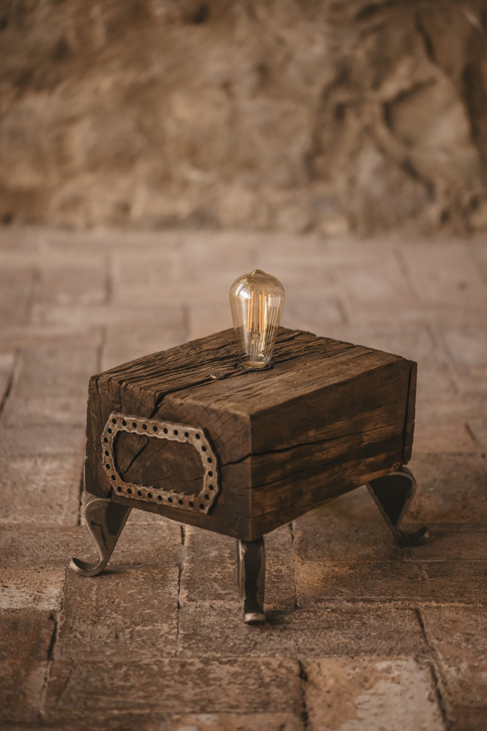 Mesita lampara artesanal de madera y metal