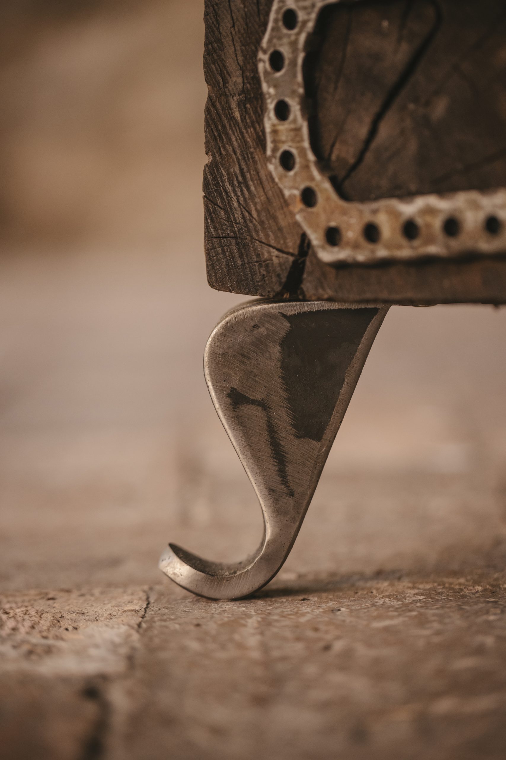 Mesita lampara artesanal de madera y metal Mesita lampara artesanal de madera y metal