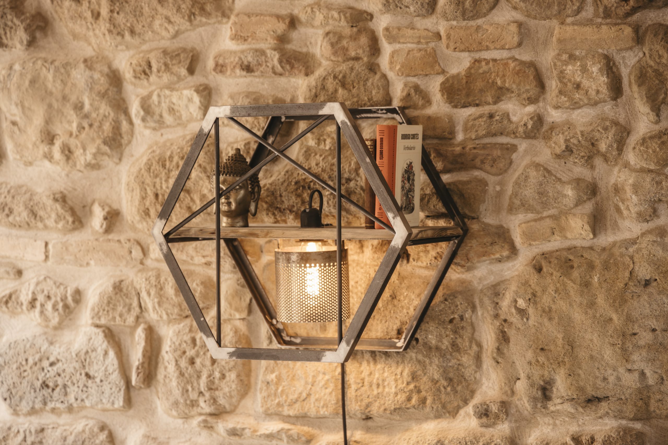 Mesita lampara artesanal de madera y metal