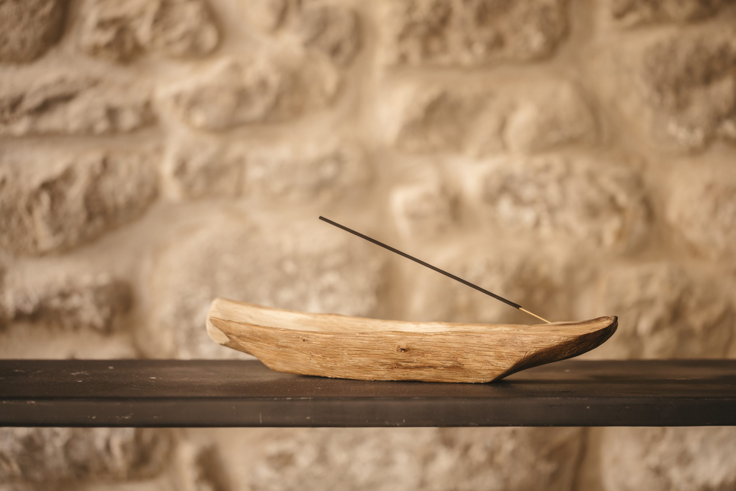 Mesita lampara artesanal de madera y metal.