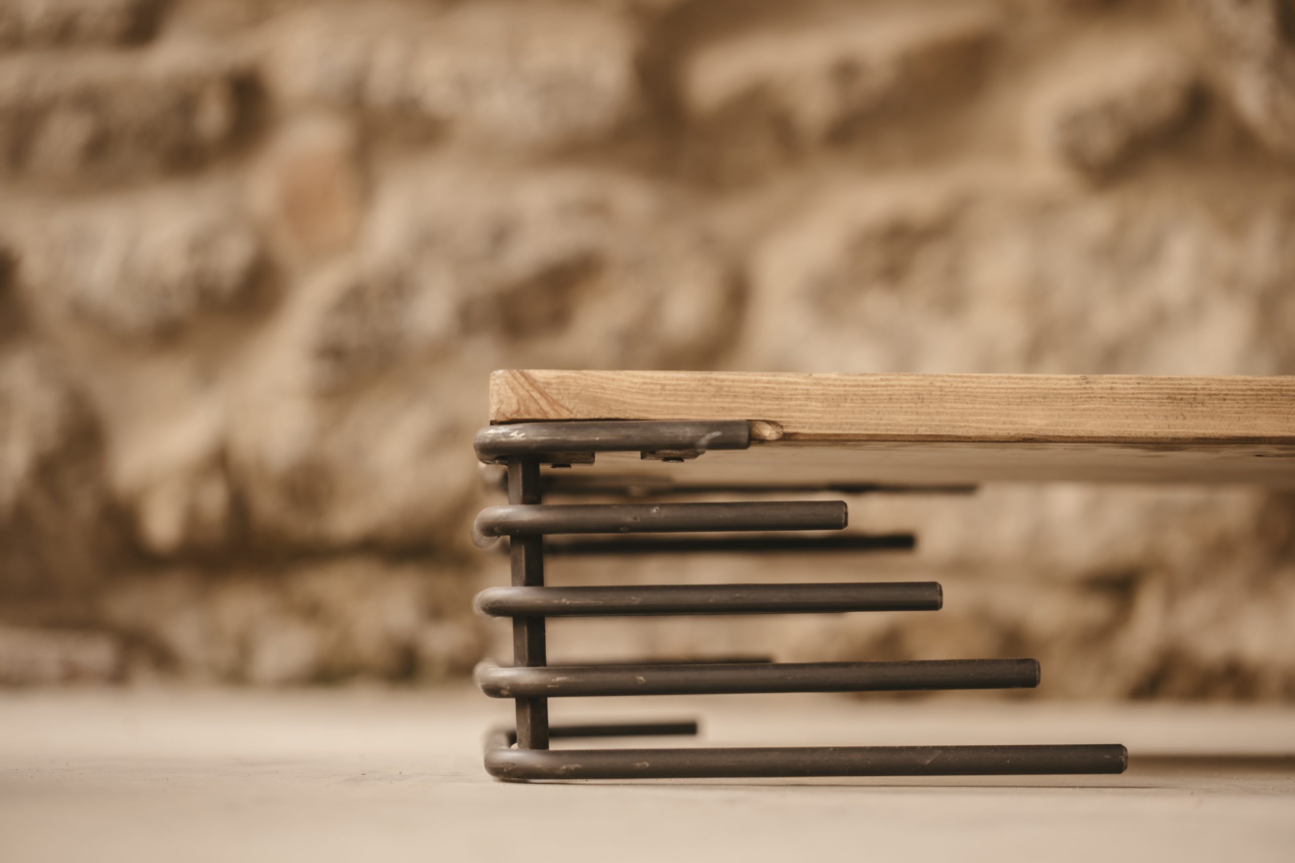 Mesas artesanales a la venta Mesa pequeña artesanal de madera y metal decorada.