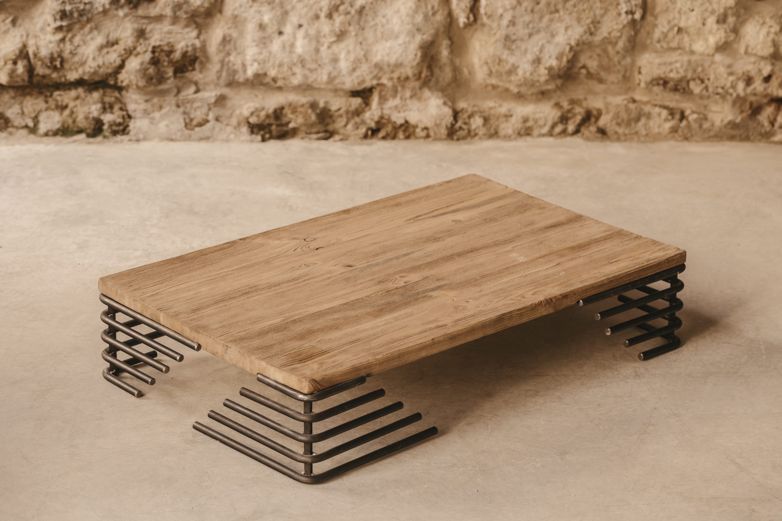 Mesas artesanales a la venta Mesa pequeña artesanal de madera y metal.