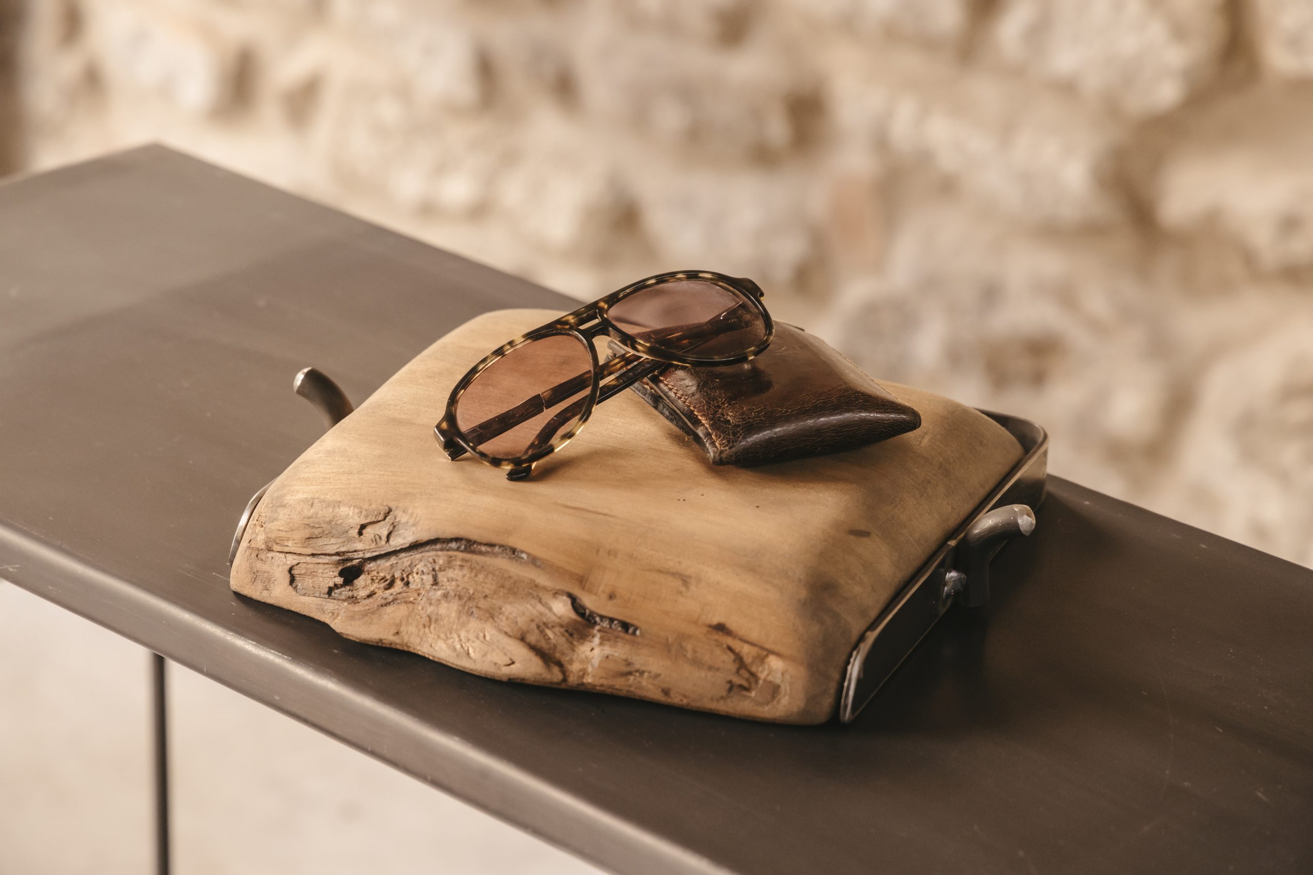 Artículos de mesa artesanales de metal y madera