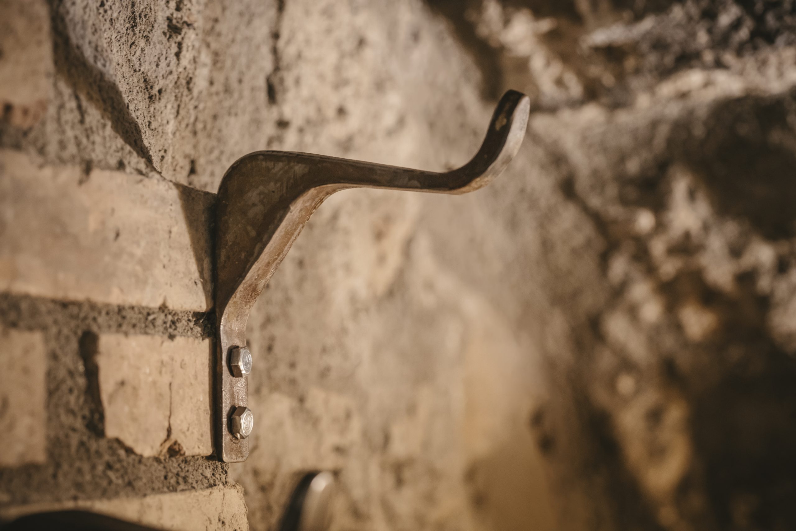 Mesita lampara artesanal de madera y metal